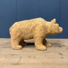 Uit hout gesneden beer