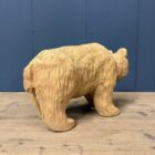 Uit hout gesneden beer