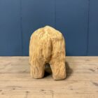 Uit hout gesneden beer