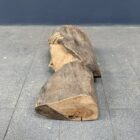 Oud uit hout gesneden hoofd of gezicht van een vrouw