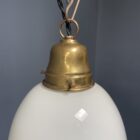 Hoge opaline glazen hanglamp met messing armatuur