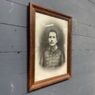 Ingelijst zwart wit portret van een Franse soldaat