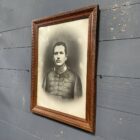 Ingelijst zwart wit portret van een Franse soldaat