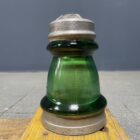 Houten isolatoren tafeltje met groen glazen poten