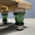 Houten isolatoren tafeltje met groen glazen poten
