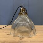Klein formaat persglazen holophane hanglamp met messing armatuur