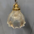 Klein formaat persglazen holophane hanglamp met messing armatuur