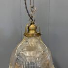Klein formaat persglazen holophane hanglamp met messing armatuur