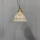 Klein formaat persglazen holophane hanglamp met messing armatuur