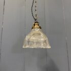 Klein formaat persglazen holophane hanglamp met messing armatuur