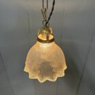 Klein formaat persglazen holophane hanglamp met messing armatuur