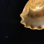 Klein formaat persglazen holophane hanglamp met messing armatuur