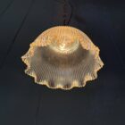 Klein formaat persglazen holophane hanglamp met messing armatuur