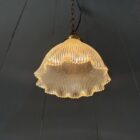 Klein formaat persglazen holophane hanglamp met messing armatuur