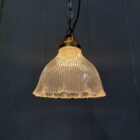 Klein formaat persglazen holophane hanglamp met messing armatuur