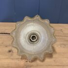 Klein formaat persglazen holophane hanglamp met messing armatuur