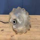 Klein formaat persglazen holophane hanglamp met messing armatuur