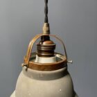 Oude kwik glazen hanglamp met messing armatuur