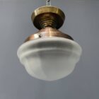 Matglazen plafondlamp met koperen armatuur