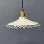 Franse witte opaline glazen hanglamp met kartelrand