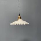 Franse witte opaline glazen hanglamp met kartelrand