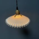 Franse witte opaline glazen hanglamp met kartelrand