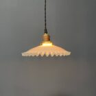 Franse witte opaline glazen hanglamp met kartelrand