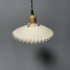 Franse witte opaline glazen hanglamp met kartelrand