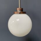 Opaline glazen bol hanglamp met stang en koperen armatuur