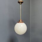 Opaline glazen bol hanglamp met stang en koperen armatuur