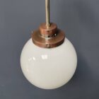 Opaline glazen bol hanglamp met stang en koperen armatuur