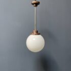 Opaline glazen bol hanglamp met stang en koperen armatuur