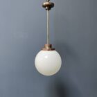 Opaline glazen bol hanglamp met stang en koperen armatuur