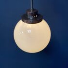 Opaline glazen bol hanglamp met stang en koperen armatuur