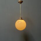 Opaline glazen bol hanglamp met stang en koperen armatuur