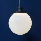 Opaline glazen bol hanglamp met stang en koperen armatuur