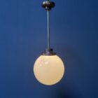 Opaline glazen bol hanglamp met stang en koperen armatuur