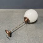 Opaline glazen bol hanglamp met stang en koperen armatuur