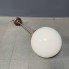 Opaline glazen bol hanglamp met stang en koperen armatuur