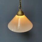 Wit opaline glazen hanglamp met messing plafondkap