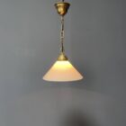 Wit opaline glazen hanglamp met messing plafondkap