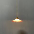 Franse witte opaline glazen hanglamp met roze kartelrand