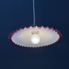 Franse witte opaline glazen hanglamp met roze kartelrand