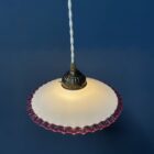 Franse witte opaline glazen hanglamp met roze kartelrand