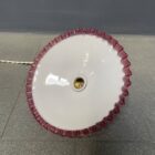 Franse witte opaline glazen hanglamp met roze kartelrand