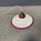 Franse witte opaline glazen hanglamp met roze kartelrand