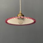 Franse witte opaline glazen hanglamp met roze kartelrand