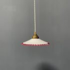 Franse witte opaline glazen hanglamp met roze kartelrand