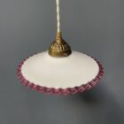 Franse witte opaline glazen hanglamp met roze kartelrand