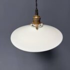 Antieke wit opaline schaal hanglamp met messing armatuur
